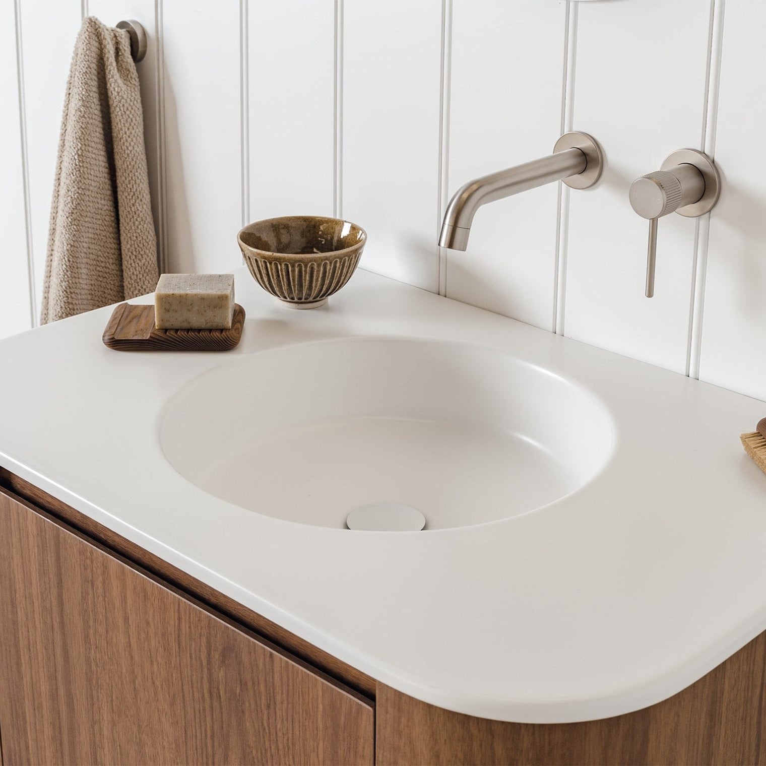 Curved matte ceramic moulded top

Integrated overflow, positioned in the front of the bowl

Tap hole available as 10 or 2 o’clock position or 0 tap hole (for wall taps)

 

