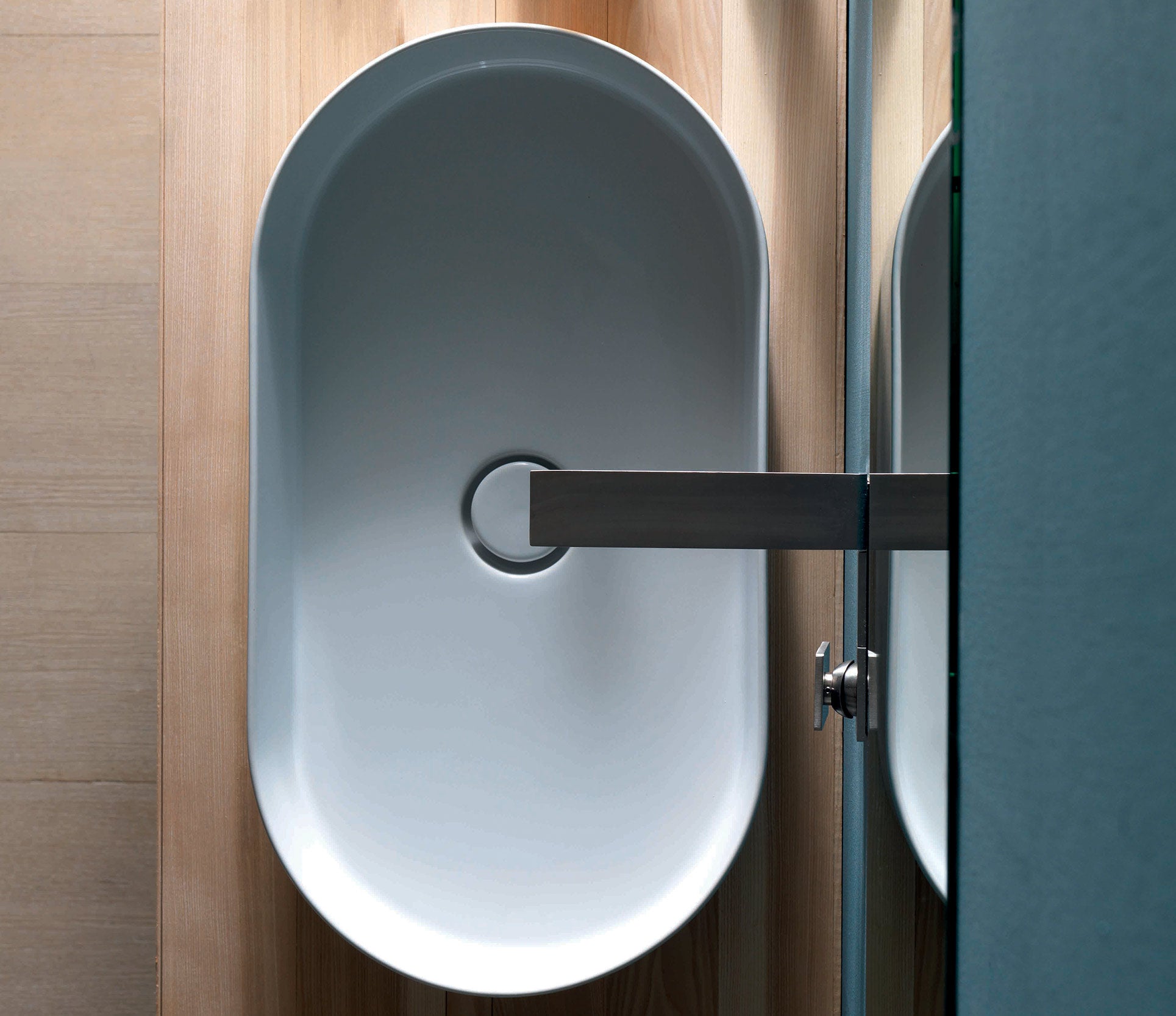 Studio Bagno Shard X Oval bench basin, Gloss White